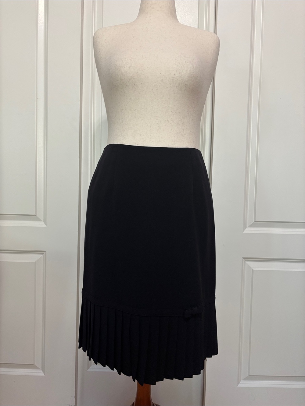 Black Pleated Hem Women's Skirt